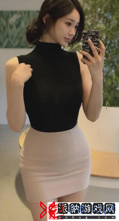桃花洞口已是溪水潺潺：一片天地间的安宁与美好，倾听自然的旋律与诗意！