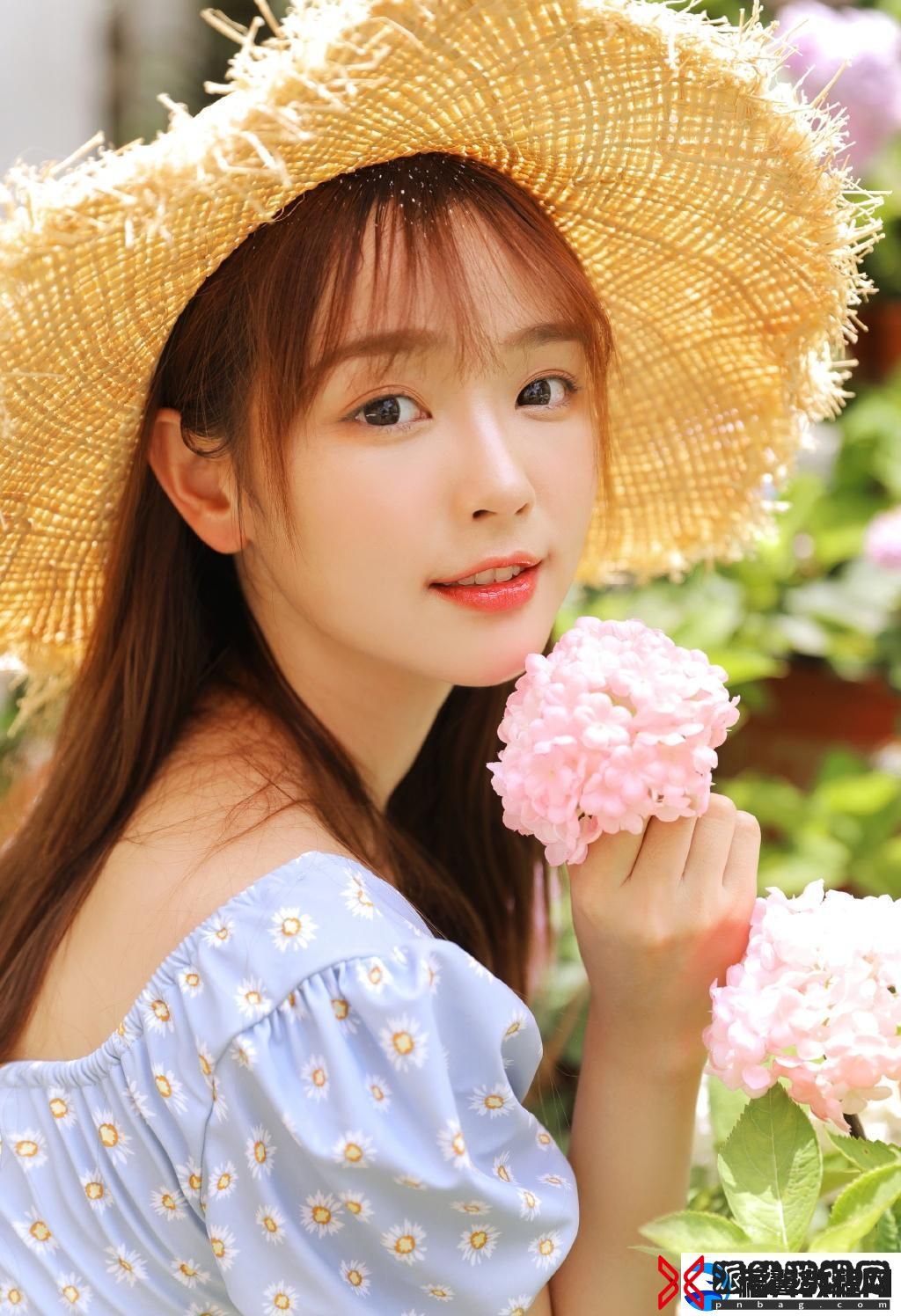 父亲有力挺送女儿的花园