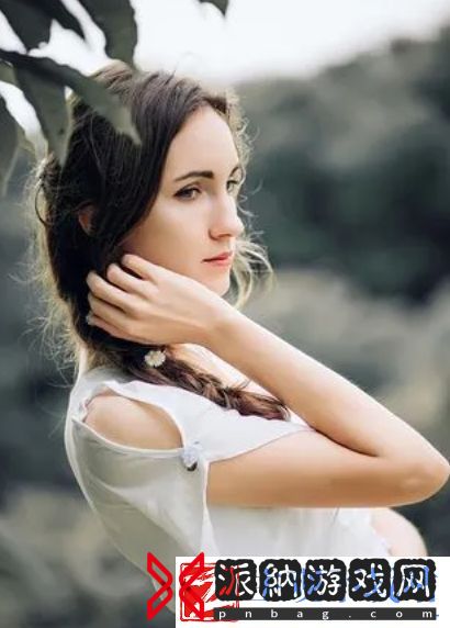 游泳馆里的两个教练孟月月