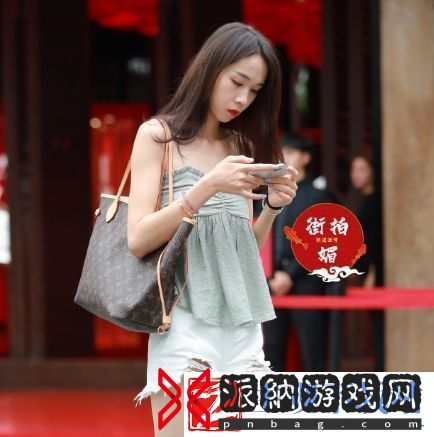 腰不自觉的往前挺
