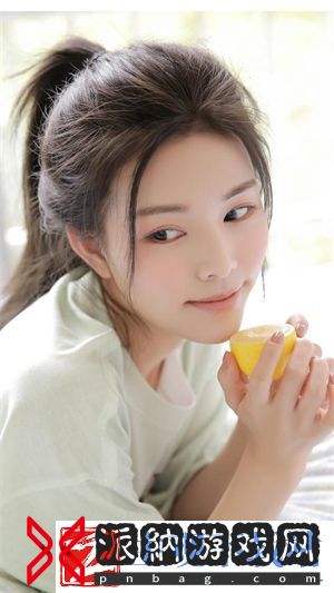 往小洞里放水果榨果汁会怎样：汁液如何从细小的孔隙中流出？