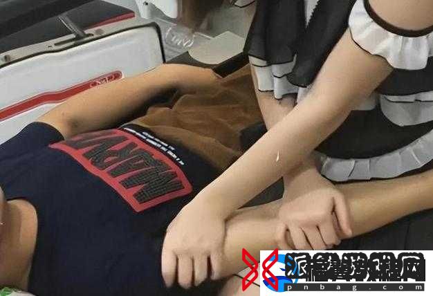 男人狂揉摸美女下面引发热议：探讨公共场所行为规范与个人隐私保护的重要性