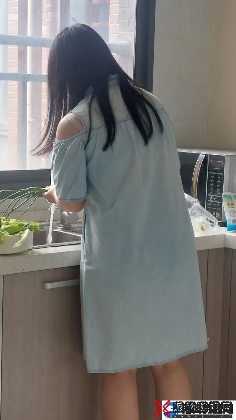 中午妈妈在厨房做饭-友：家的味道总是让人暖心
