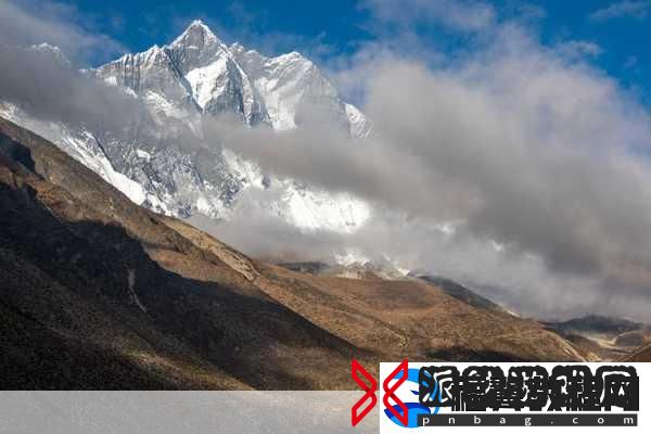 又大又白两座山峰