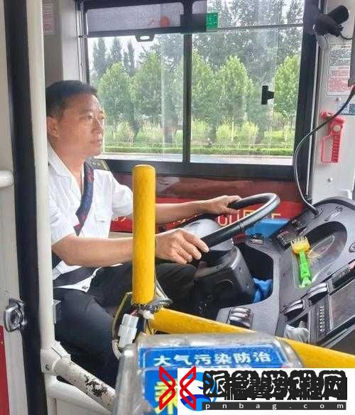 公交车上做的那些温暖人心的善举：传递城市正能量