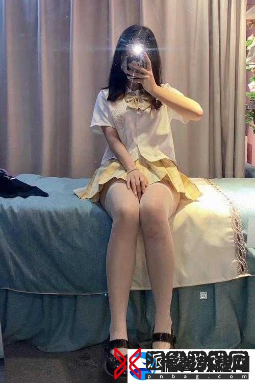 我半夜情不自禁摸亲妺妺丰满胸部的私密经历