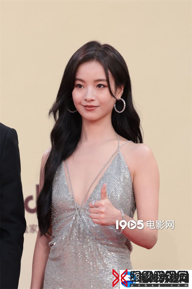 00后李庚希首获金鸡奖最佳女主角亮相红毯